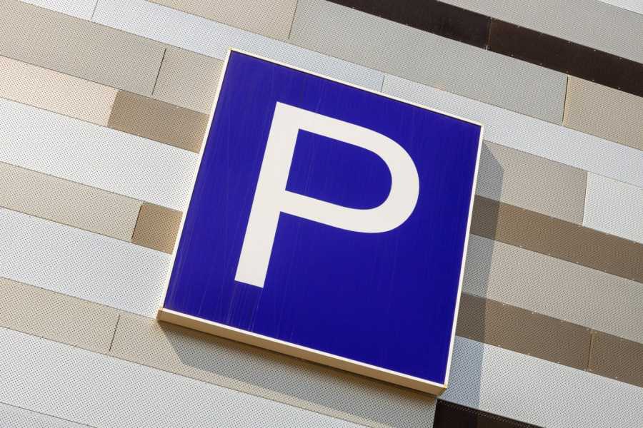 Nowe regulacje dotyczące pozostawiania pojazdów we Włoszech: zmienne limity czasowe, podwójne opłaty i mandaty za nieważne bilety.