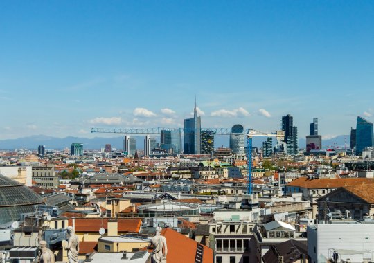 Rynek nowych inwestycji we Włoszech: wzrost kosztów o 4,9% w pierwszym półroczu 2026 r. Handel nowymi budynkami w pierwszej części roku charakteryzował się rewelacyjną dynamiką (+8,6% na obszarze całych Włoch). Mediolan oraz Rzym potwierdziły swoją pozycję jako najdroższe metropolie, a Bolonia zarejestrowała rekordowy wzrost cen (+8,4%), jak równie