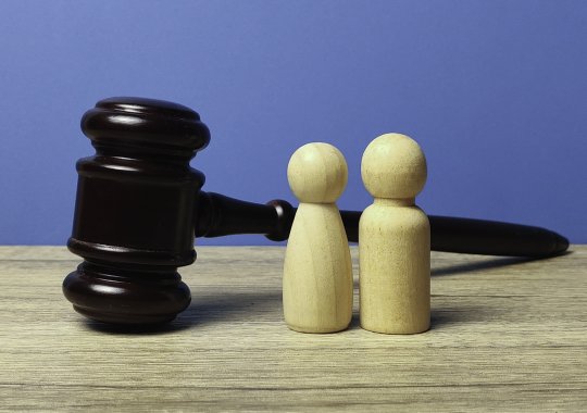 Odsprzedaż lokalu mieszkalnego w związku partnerskim: uprawnienia partnerów bez rejestracji, zagrożenia i konflikty prawne.