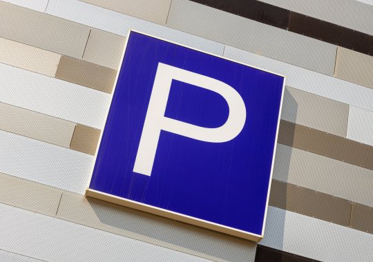 Nowe regulacje dotyczące pozostawiania pojazdów we Włoszech: zmienne limity czasowe, podwójne opłaty i mandaty za nieważne bilety.