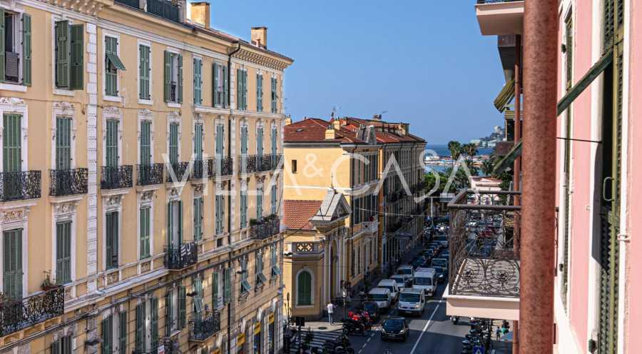 Mieszkanie z czterema pokojami w San Remo.