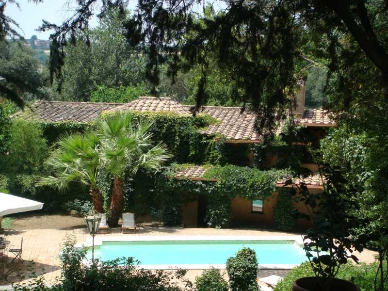 Zabytkowa willa do wynajęcia w prestiżowej rezydencji w Rzymie.