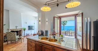 Historyczna ekskluzywna willa nad morzem w Santa Marinella, Rzym.