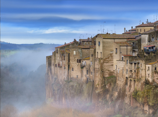 Pitigliano miasto naturalnych skał i jaskiń
